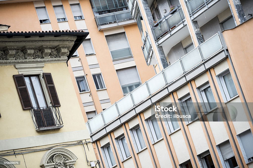 Exterior do edifício em Itália, moderno vs antiga - Foto de stock de Antigo royalty-free