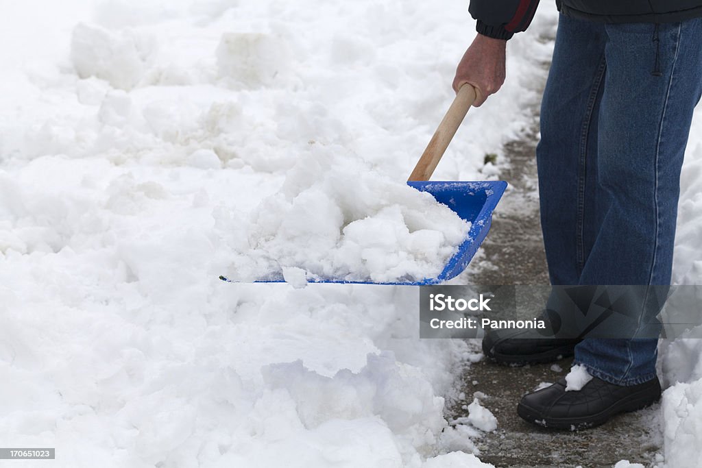 Nieve Shoveling - Foto de stock de Excavar libre de derechos