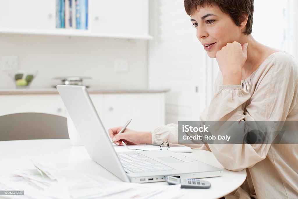 Mujer usando una computadora portátil - Foto de stock de Correo electrónico libre de derechos