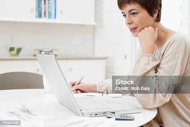 Mujer Usando Una Computadora Portátil Foto de stock y más banco de imágenes de Correo electrónico - Correo electrónico, 30-39 años, 35-39 años