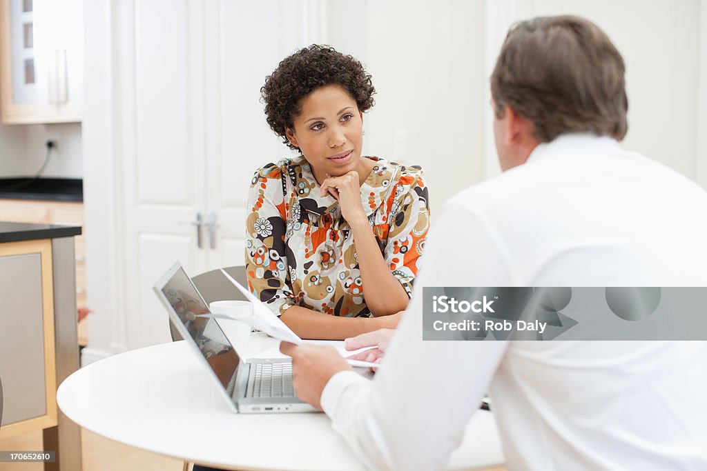 Frau Treffen mit financial advisor - Lizenzfrei Vermögensberatung Stock-Foto