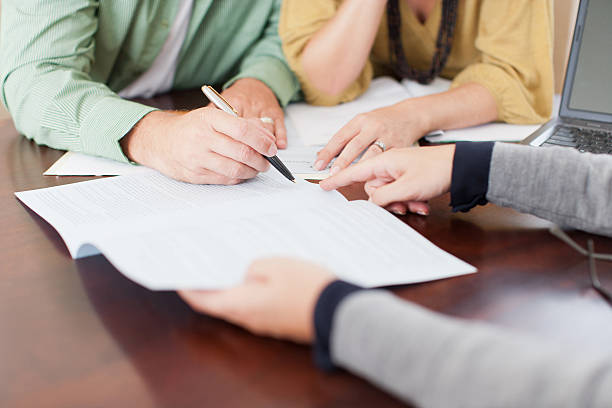 couple signing contract - สัญญา เอกสาร ภาพสต็อก ภาพถ่ายและรูปภาพปลอดค่าลิขสิทธิ์