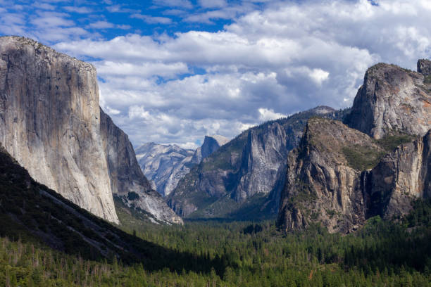 istock Yosemite Valley as seen from Tunnel View 1706557817