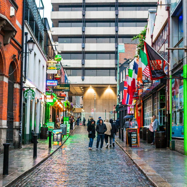 gente caminando por el callejón de la corona en dublín, irlanda - dublin ireland urban road people real people fotografías e imágenes de stock