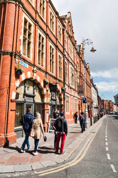 アイルランド、ダブリンの街路の歩行者 - dublin ireland urban road people real people ストックフォトと画像