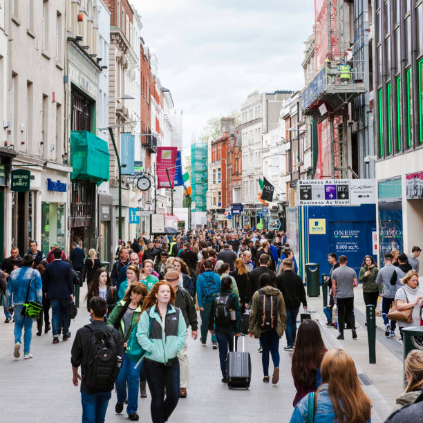 アイルランド・ダブリンで人で賑わうグラフトン通り - dublin ireland urban road people real people ストックフォトと画像