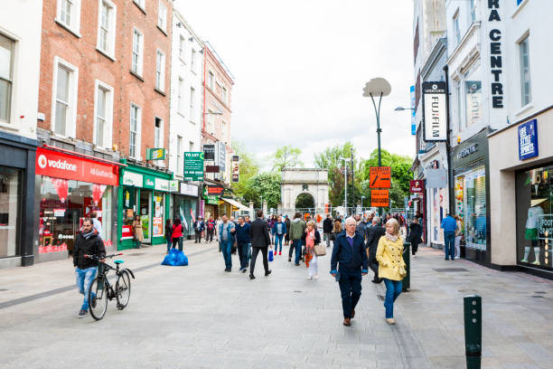 busy city street en dublín, irlanda - dublin ireland urban road people real people fotografías e imágenes de stock