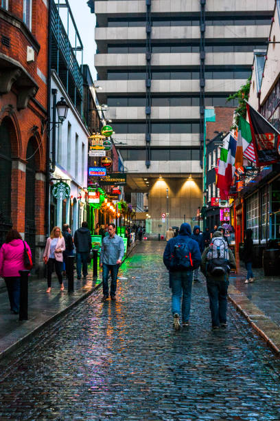 gente caminando por el callejón de la corona en dublín, irlanda - dublin ireland urban road people real people fotografías e imágenes de stock