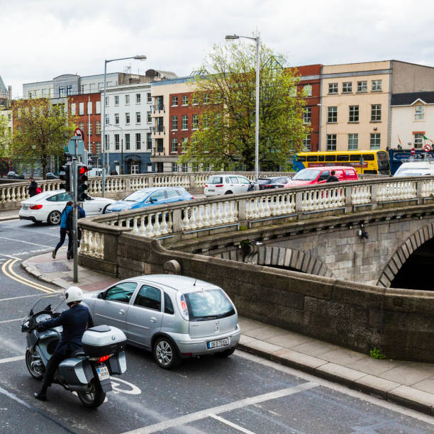 アイルランド、ダブリンのマシュー神父橋の交通と歩行者 - dublin ireland urban road people real people ストックフォトと画像