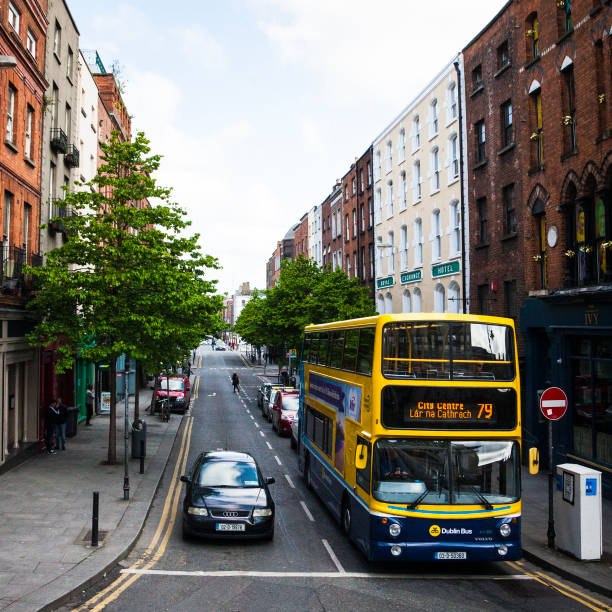 アイルランド、ダブリンのにぎやかな街の通りを走るダブリンバス - dublin ireland urban road people real people ストックフォトと画像