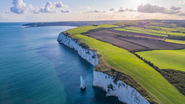 vue aérienne étonnante des célèbres old harry rocks, le point le plus oriental de la côte jurassique, site classé au patrimoine mondial de l’unesco, royaume-uni - jurassic coast world heritage site photos photos et images de collection