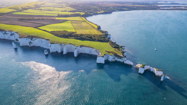 vue aérienne panoramique étonnante sur les célèbres old harry rocks, le point le plus oriental de la côte jurassique, un site du patrimoine mondial de l’unesco - jurassic coast world heritage site photos photos et images de collection