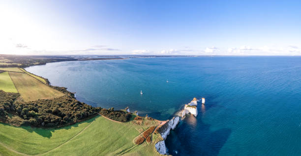 vue aérienne panoramique étonnante sur les célèbres old harry rocks, le point le plus oriental de la côte jurassique, un site du patrimoine mondial de l’unesco - jurassic coast world heritage site photos photos et images de collection