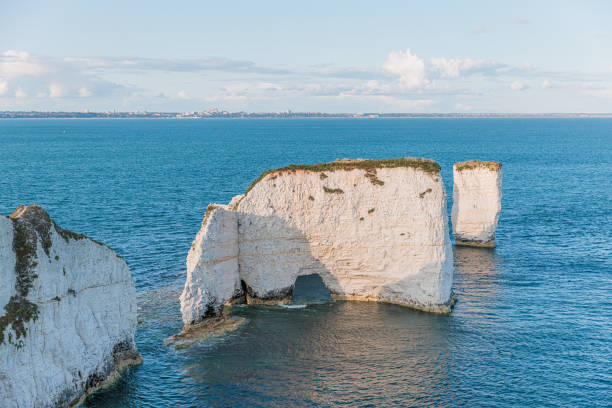 vue imprenable sur les célèbres old harry rocks, le point le plus oriental de la côte jurassique, un site du patrimoine mondial de l’unesco, royaume-uni. heure dorée du soir - jurassic coast world heritage site photos photos et images de collection