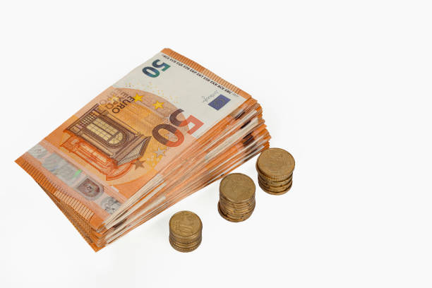 банкноты евро крупным планом на белом фоне, концепция бизнеса и финансов - 50 euro cent стоковые фото и изображения