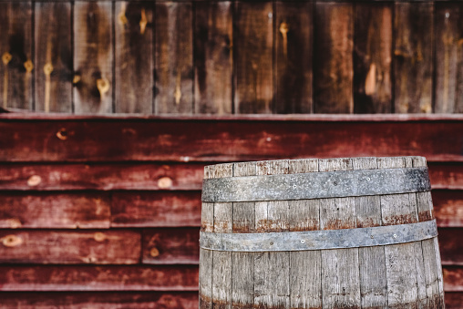 Wooden barrel, behind the bottom of aged wooden boards, to preserve alcoholic beverages such as wine or whiskey