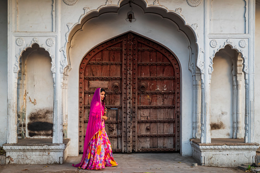 Young Indian woman, wearing sari, posing in Jaipur city, Rajasthan, India