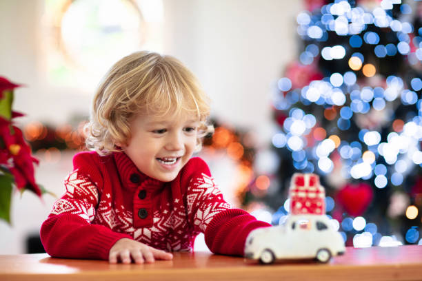 dziecko z prezentem bożonarodzeniowym. dziecko z prezentem xmas. - christmas child baby surprise zdjęcia i obrazy z banku zdjęć