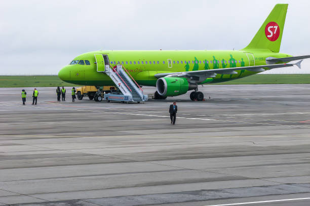 s7 airlines boeing 737. cloudy weather - gangplank imagens e fotografias de stock