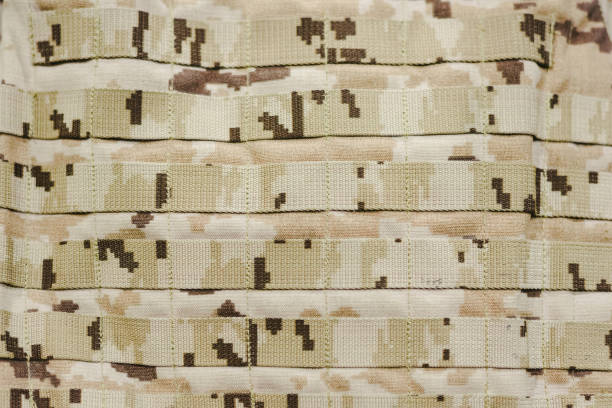 detalle de un chaleco antibalas militar de camuflaje. - personal militar español fotografías e imágenes de stock