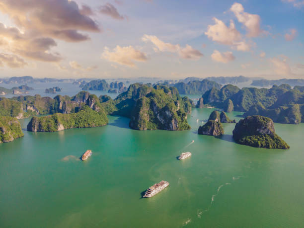 Aerial view panorama of floating fishing village and rock island, Halong Bay, Vietnam, Southeast Asia. UNESCO World Heritage Site. Junk boat cruise to Ha Long Bay. Popular landmark of Vietnam. vista aérea del pueblo pesquero flotante y la isla de roca, la bahía de halong, vietnam, el sudeste asiático. patrimonio de la humanidad de la unesco. crucero en barco chatarra a la bahía de ha long. punto de referencia popular de vietnam