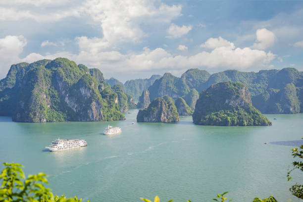 malerischer meerblick landschaft.  ha long bay, vietnam - halong bay stock-fotos und bilder