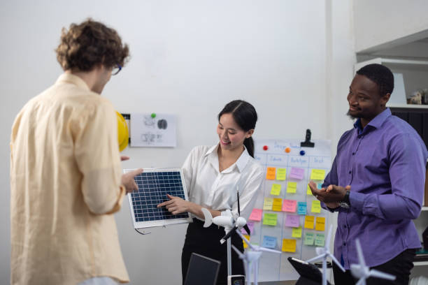 expertos en energía renovable optimizan los materiales de los paneles solares para que sean silicio puro para la eficiencia energética - budget green business finance fotografías e imágenes de stock