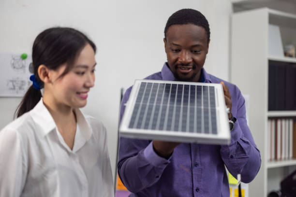 expertos en energía renovable optimizan los materiales de los paneles solares para que sean silicio puro para la eficiencia energética - budget green business finance fotografías e imágenes de stock