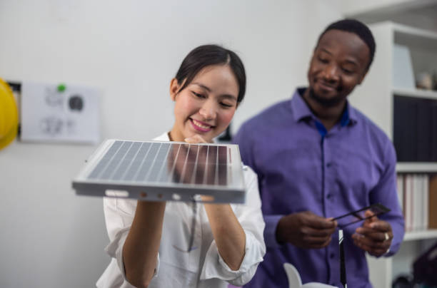 expertos en energía renovable optimizan los materiales de los paneles solares para que sean silicio puro para la eficiencia energética - budget green business finance fotografías e imágenes de stock
