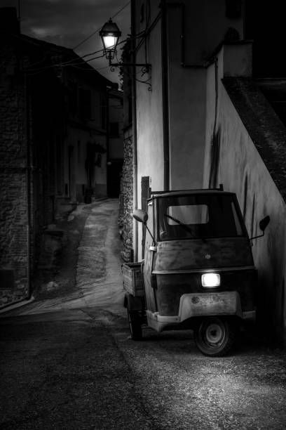 夜のイタリア。 - truck driver ストックフォトと画像