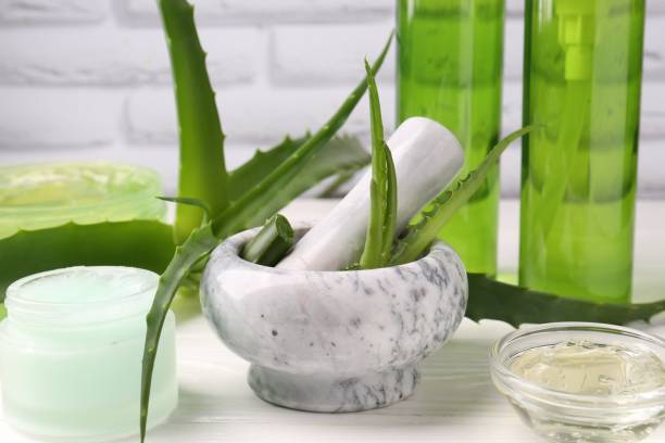 gel d’aloès maison et ingrédients frais sur table en bois blanc, gros plan - mortar and pestle wood healthcare and medicine jar photos et images de collection