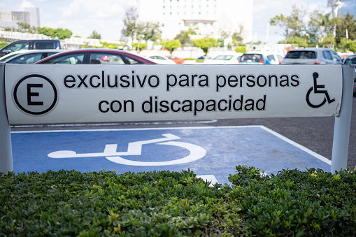 parking car space for person with disability, sign spelling in Spanish \