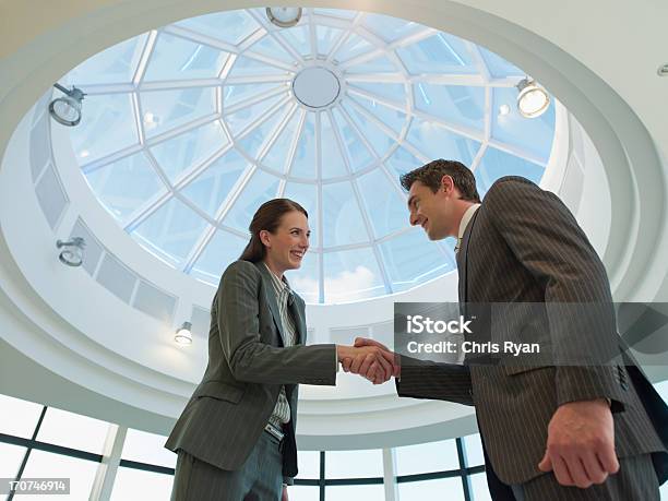 Geschäftsleuten Beim Händeschütteln Im Büro Stockfoto und mehr Bilder von Büro - Büro, Hände schütteln, 20-24 Jahre