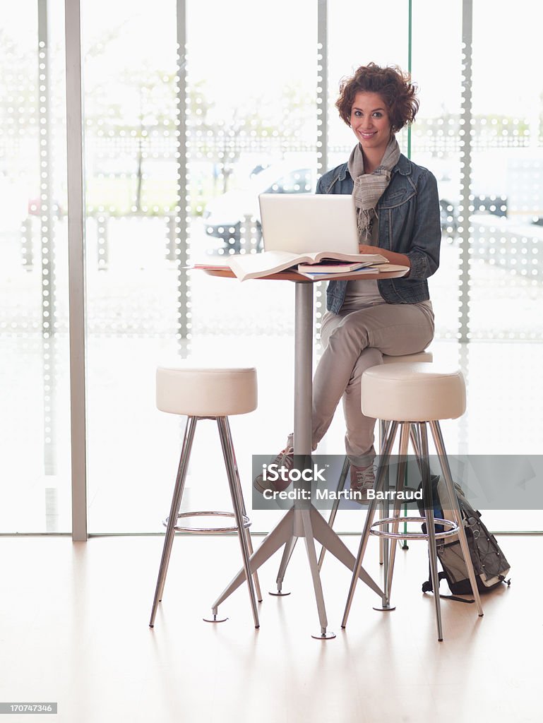 College student usando una computadora portátil en la mesa - Foto de stock de Educación on-line libre de derechos