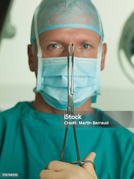 군의관 쥠 메스 메스-수술 장비에 대한 스톡 사진 및 기타 이미지 - 메스-수술 장비, 외과 의사, 45-49세