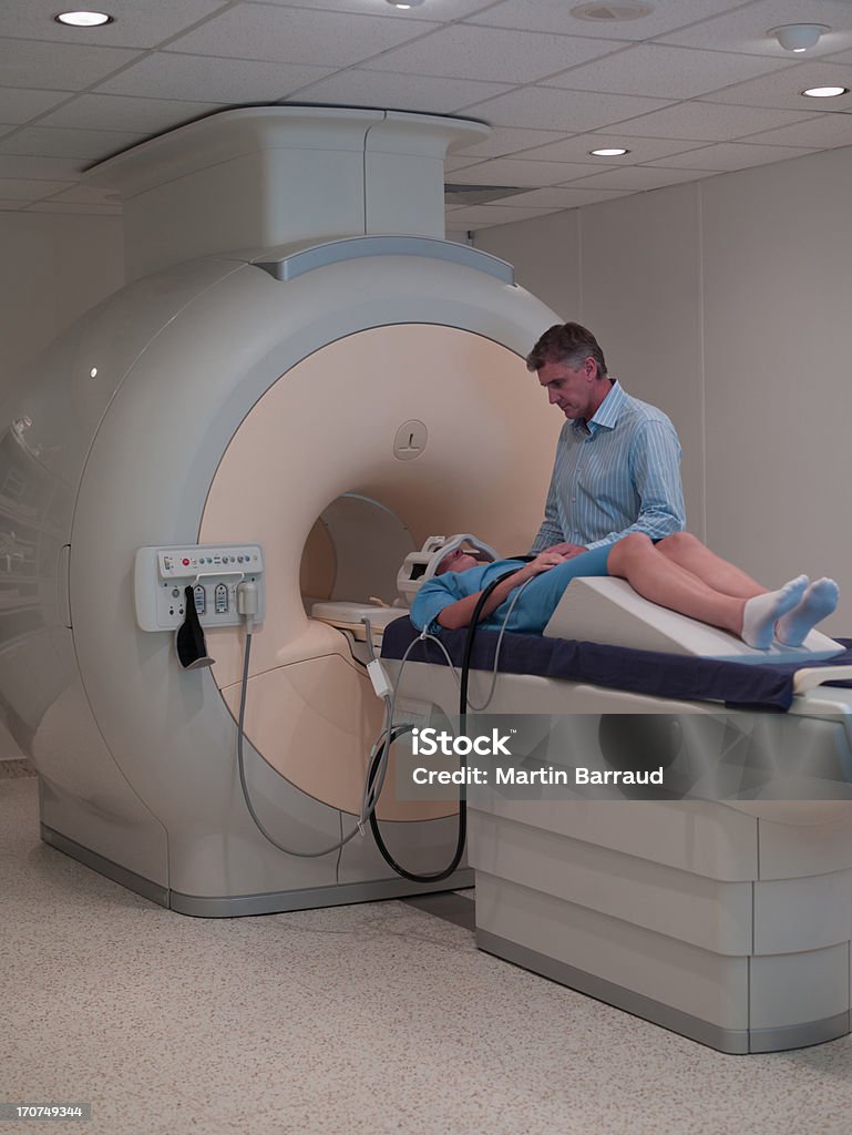 Techniker mit Patienten über, MRI Untersuchung - Lizenzfrei Maschinenteil - Ausrüstung und Geräte Stock-Foto
