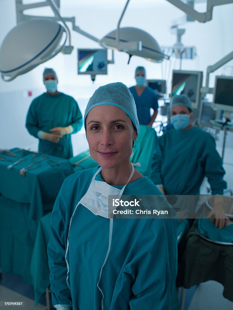 Chirurgiens debout dans la salle d'opération - Photo de Docteur libre de droits