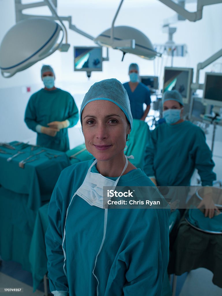 Chirurdzy, stojąc na sali operacyjnej - Zbiór zdjęć royalty-free (Lekarz)