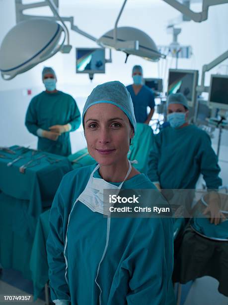 Chirurdzy Stojąc Na Sali Operacyjnej - zdjęcia stockowe i więcej obrazów Lekarz - Lekarz, Maska chirurgiczna, Patrzeć do kamery