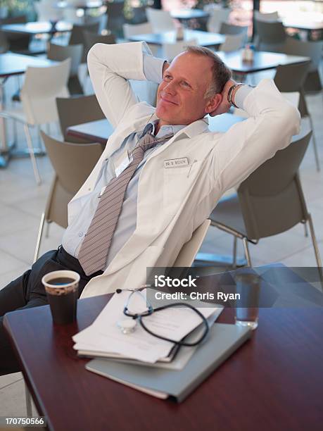 Médico Relaxante Na Cantina - Fotografias de stock e mais imagens de Doutor - Doutor, Pausa para café, Felicidade