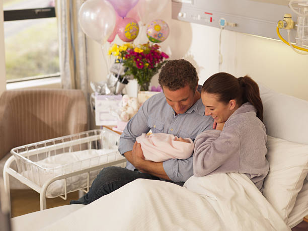 coppia con neonato in ospedale - baby two parent family newborn family foto e immagini stock