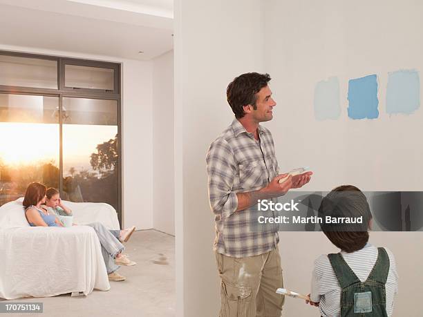 父と息子である壁の上のペイントサンプル - カラーサンプルのストックフォトや画像を多数ご用意 - カラーサンプル, 見る, 塗る
