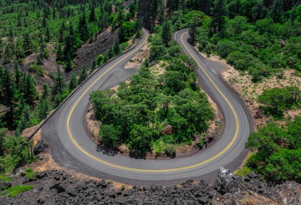 オレゴン州のコロンビア渓谷の風光明媚な曲がりくねった道路の空撮。 - columbia oregon ストックフォトと画像