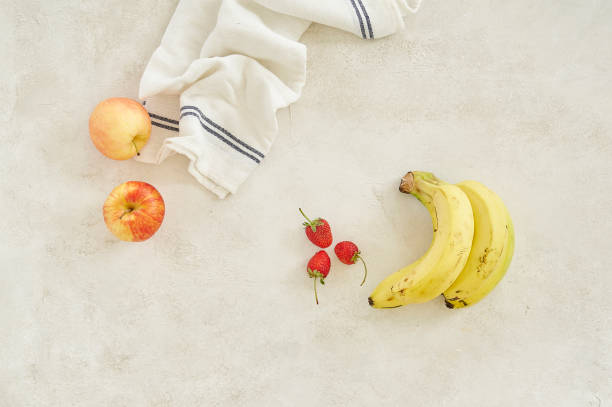 グレイのコンクリート背景に果物、バナナアップル、ナプキン、上から撮影 - healthy eating red above studio shot ストックフォトと画像