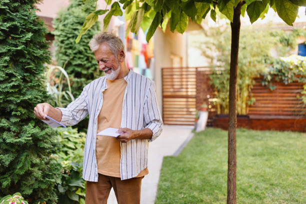 自分のポストを見ている老人の接写 - mail mailbox senior adult cheerful ストックフォトと画像