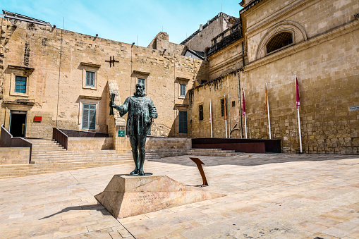 Monument To Jean De Vallette in Valetta, Malta. In 2012, a square was inaugurated in Valletta named Pjazza Jean de La Valette which also features a statue of the Grandmaster. The statue is 2.5m high and was cast in bronze by the local sculptor Joseph Chetcuti. In the statue, La Valette is shown in armour and holding Valletta’s plan in one hand and a sword in the other.