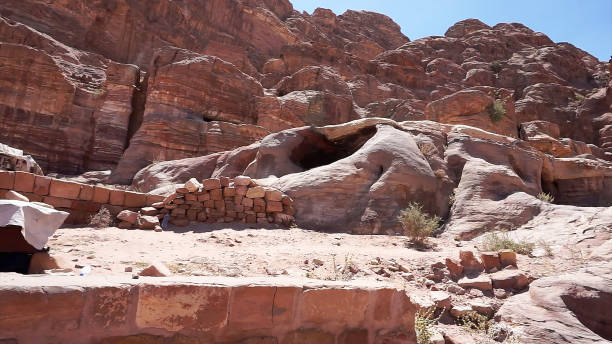 casa beduína na antiga caverna de petra, jordânia. - petra ancient civilization jordan cave - fotografias e filmes do acervo