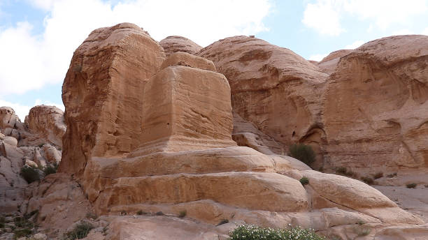 casas de caverna na antiga cidade de petra, jordânia. - petra ancient civilization jordan cave - fotografias e filmes do acervo
