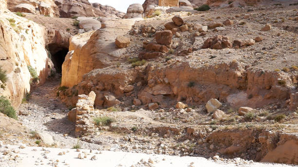 casas de caverna na antiga cidade de petra, jordânia. - petra ancient civilization jordan cave - fotografias e filmes do acervo