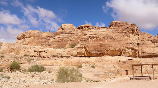 casas de caverna na antiga cidade de petra, jordânia. - petra ancient civilization jordan cave - fotografias e filmes do acervo